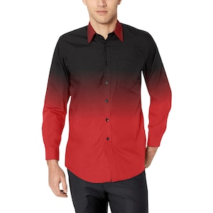 Puede incluir: Una camisa de manga larga con botones y un diseño degradado de negro a rojo. La camisa tiene un cuello clásico y un solo bolsillo en el pecho.