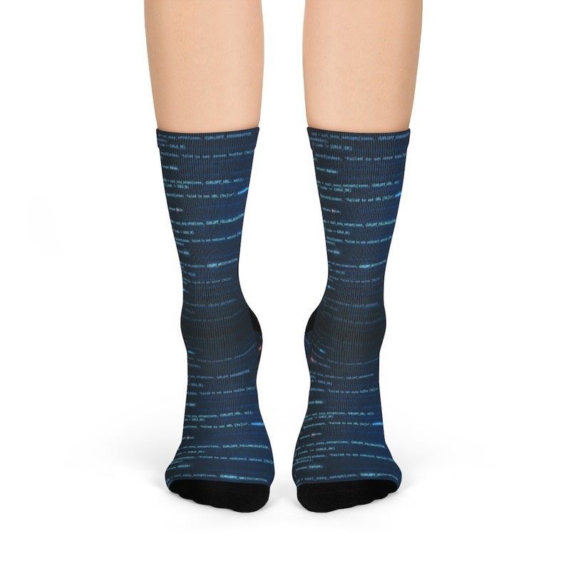 以下が含まれることがあります： 青と白のコードパターンが施された黒いソックスのペア。ソックスは柔らかく快適な素材で作られており、毎日の着用に最適です。