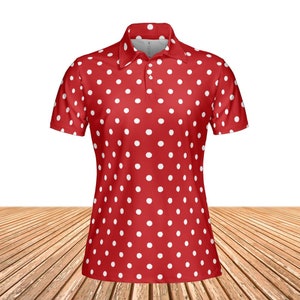 Könnte beinhalten: Ein rot-weißes Poloshirt mit kurzen Ärmeln und weißen Punkten.