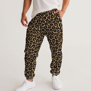 Peut inclure: Pantalon de survêtement à imprimé léopard brun et noir. Le pantalon de survêtement a une taille élastique avec cordon de serrage et une coupe décontractée.
