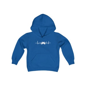 Op de afbeelding: Een koninklijk blauw hooded sweatshirt met een witte afbeelding van een videogamecontroller in een hartslag.