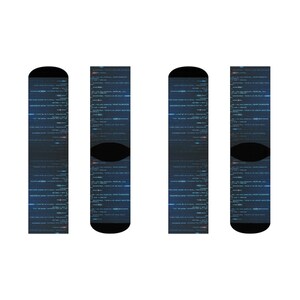 以下が含まれることがあります： コンピュータコードが印刷されたパターンが施された、青と黒の靴下4足です。