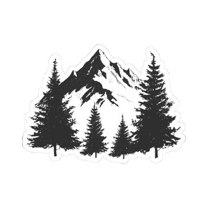 Op de afbeelding: Zwart-witte sticker met een bergketen en naaldbomen. De berg heeft een textuur met spikkels en de bomen zijn silhouetten. Het ontwerp is een illustratie met een natuurthema.