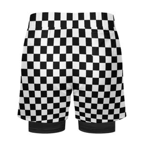 K&ouml;nnte beinhalten: Schwarz-wei&szlig; karierte Sporthosen mit integrierter schwarzer Kompressionsschicht. Die Shorts haben ein klassisches Schachbrettmuster und einen breiten elastischen Bund. Das Design ist sportlich und f&uuml;r verschiedene Aktivit&auml;ten geeignet.