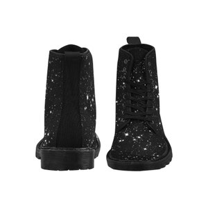 Puede incluir: Botas negras de lona con cordones y estampado de cielo estrellado blanco.