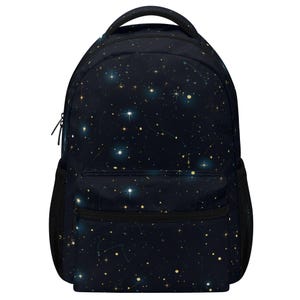 Puede incluir: Una mochila negra con un diseño de cielo estrellado, con constelaciones y estrellas en dorado y blanco. Tiene un asa superior, un bolsillo frontal y bolsillos laterales de malla. Las cremalleras son negras.
