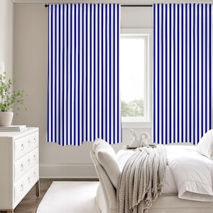 Könnte beinhalten: Zwei blau-weiß gestreifte Vorhänge hängen an einem Fenster. Die Vorhänge sind aus leichtem Stoff und haben ein schlichtes, klassisches Design.