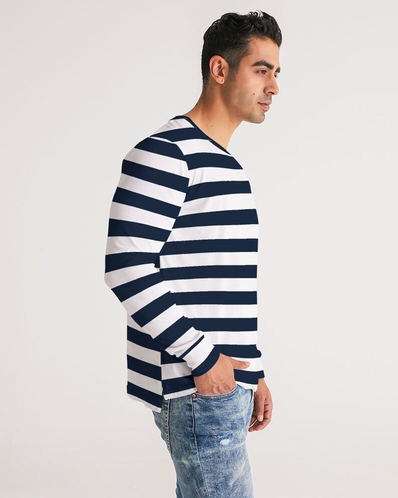 Op de afbeelding: Een shirt met lange mouwen met witte en donkerblauwe horizontale strepen. Het shirt heeft een ronde hals en is gemaakt van een zachte, comfortabele stof.