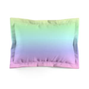 Peut inclure: Une taie d'oreiller douce aux couleurs pastel avec un dégradé. La taie d'oreiller est vert clair en haut, passant au bleu clair au milieu, puis au rose clair en bas.