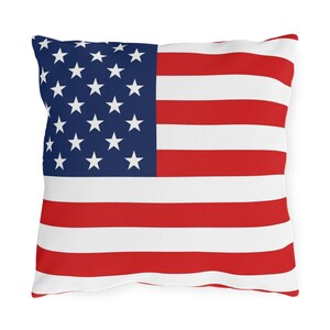 Può includere: Un cuscino rosso, bianco e blu con un design a bandiera americana.