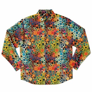 Puede incluir: Una camisa de manga larga con botones y un estampado abstracto colorido de círculos superpuestos en tonos de azul, verde, amarillo, naranja y rojo.