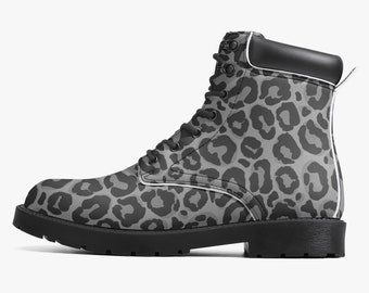 Pode incluir: Botas de cano baixo pretas e cinzas com estampa de leopardo, costuras brancas e fecho de cadarço preto.