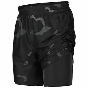 Puede incluir: Pantalones cortos deportivos negros con estampado de camuflaje. Los pantalones cortos tienen un forro incorporado.