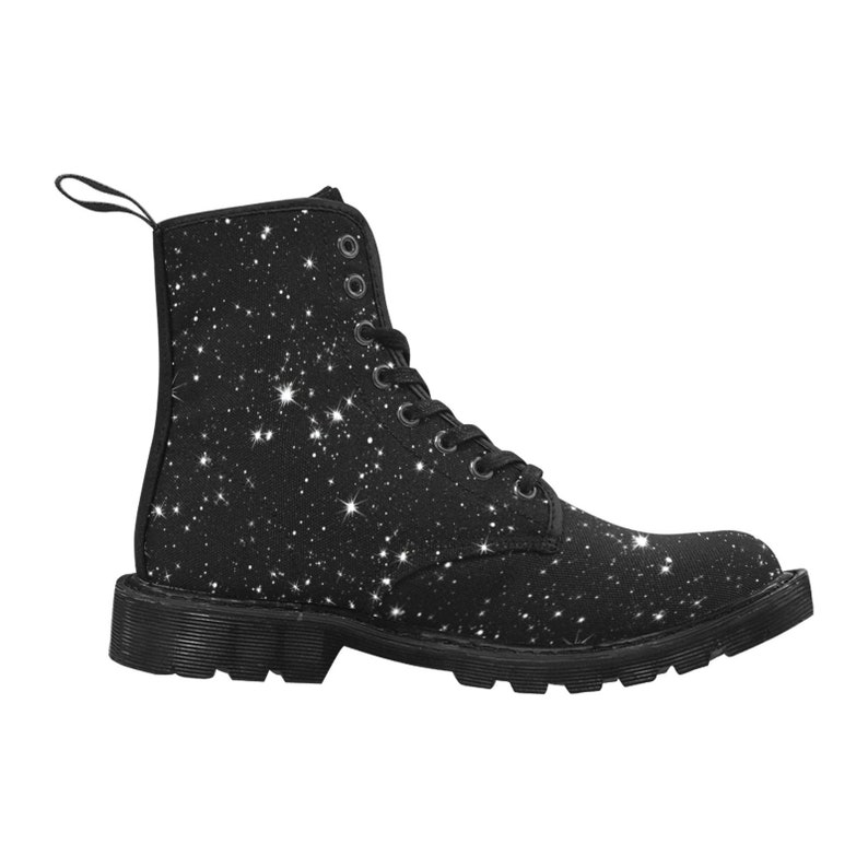 Puede incluir: Botas negras de lona con cordones y un patr&oacute;n de estrellas blancas brillantes.