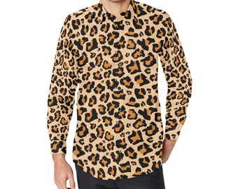 Pode incluir: Uma camisa de manga comprida com botões e estampa de leopardo marrom e preto.