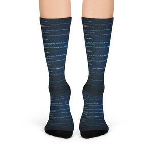 以下が含まれることがあります： 青と白のコード柄の黒い靴下2足組。柔らかく快適な素材で作られており、普段使いに最適です。