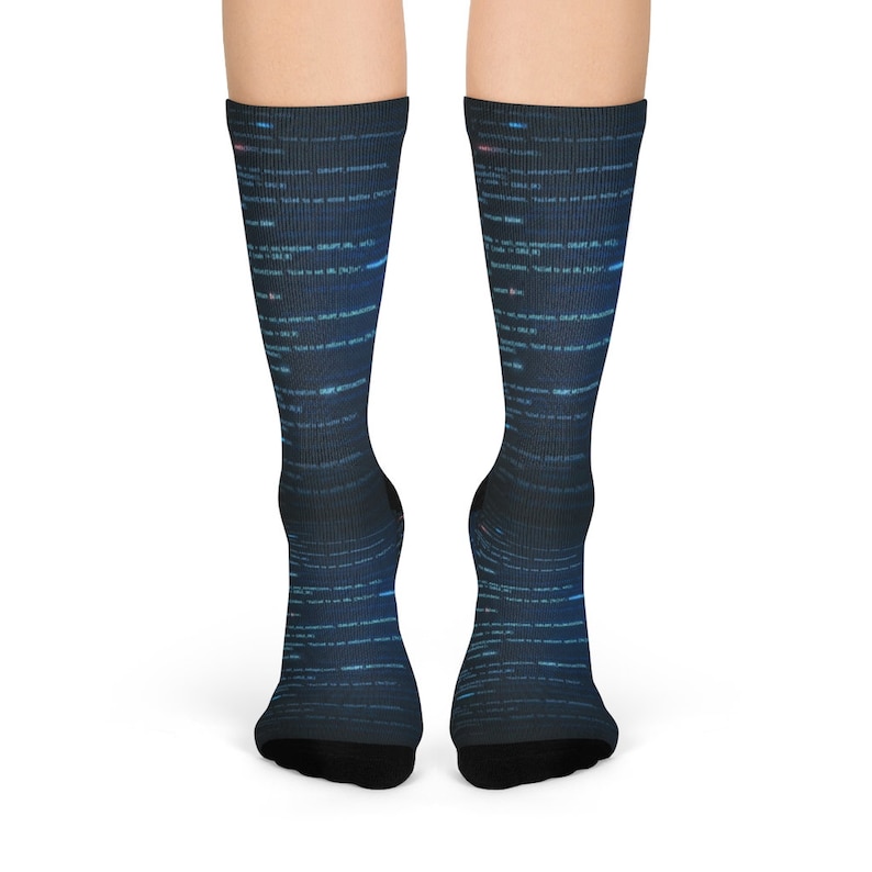 以下が含まれることがあります： 青と白のコード柄の黒い靴下2足組。柔らかく快適な素材で作られており、普段使いに最適です。