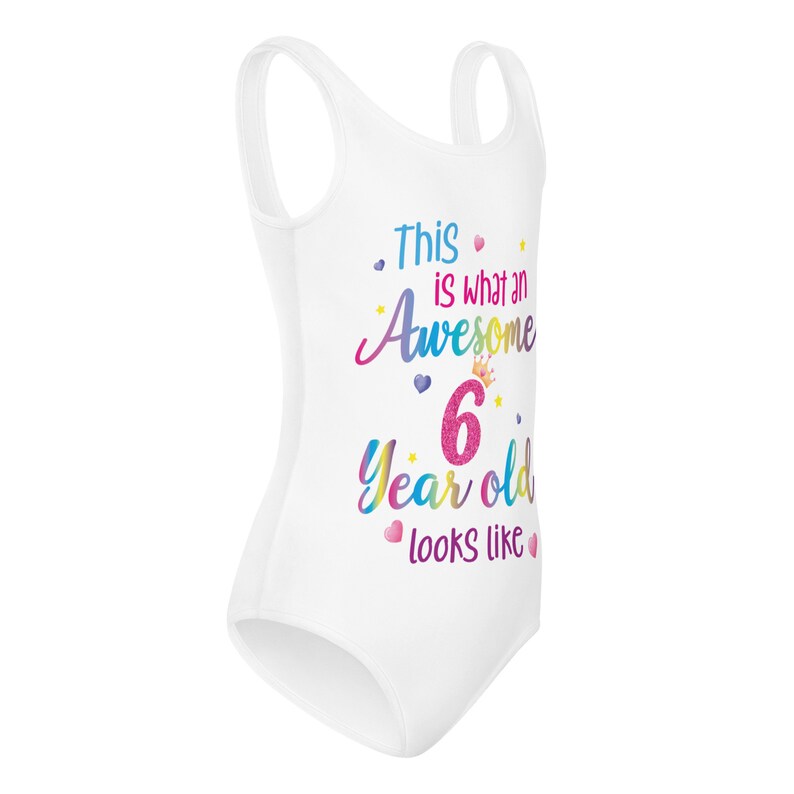 Impresionante traje de baño de 6 años que parece niña, cumpleaños personalizado 6.º sexto año Divertido regalo de fiesta de arco iris Niños Traje de baño de una pieza Natación imagen 4