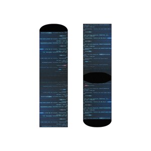 以下が含まれることがあります： 青と白のコードパターンが施された黒い靴下2足。コードは両方の靴下に見えます。