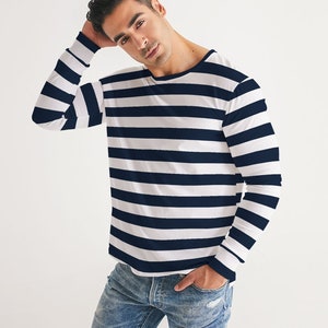 Op de afbeelding: Een shirt met lange mouwen met horizontale donkerblauwe en witte strepen. Het shirt heeft een ontspannen pasvorm en een ronde hals.