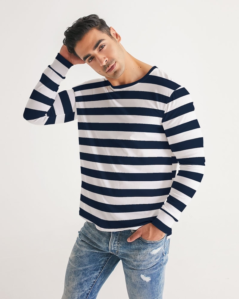 Op de afbeelding: Een shirt met lange mouwen met horizontale donkerblauwe en witte strepen. Het shirt heeft een ontspannen pasvorm en een ronde hals.