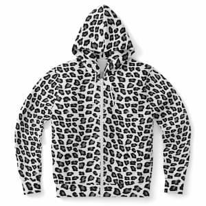 Pode incluir: Um casaco com capuz e zíper completo com um padrão de leopardo. O casaco apresenta um fundo branco com manchas pretas e cinzentas, um capuz e um zíper branco. O casaco é uma peça de roupa exterior casual.
