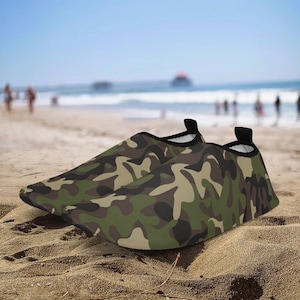 Green Camo Water Shoes, Camouflage Aqua Quick Dry Waterproof Swim Pool Slippers Yoga Beach Summer Slip On River Boat Men Women Kids