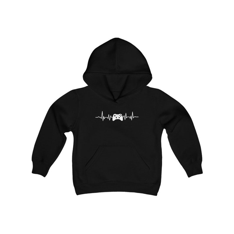 Op de afbeelding: Zwart hoodie met een witte afbeelding van een videogamecontroller in een hartslag.