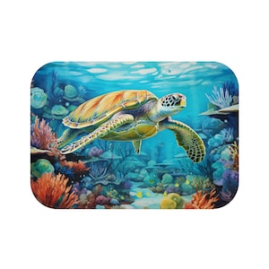 Könnte beinhalten: Eine grüne Meeresschildkröte schwimmt durch ein lebendiges Korallenriff. Die Schildkröte hat eine gelbe und braune Schale und ist von bunten Korallen und Fischen umgeben.