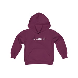 Op de afbeelding: Bordeauxkleurige hoodie met een witte afbeelding van een videogamecontroller in een hartslag.