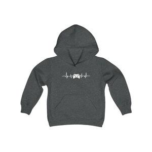 Op de afbeelding: Een donker grijs gem&ecirc;leerd hooded sweatshirt met een witte afbeelding van een videogamecontroller in een hartslag. De tekst "My Heart Beats For Gaming" is op het sweatshirt gedrukt.