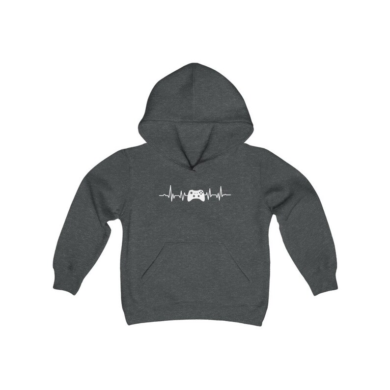 Op de afbeelding: Een donker grijs gem&ecirc;leerd hooded sweatshirt met een witte afbeelding van een videogamecontroller in een hartslag. De tekst "My Heart Beats For Gaming" is op het sweatshirt gedrukt.