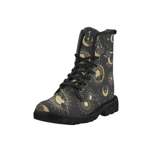 Puede incluir: Bota de combate negra con un patr&oacute;n celestial dorado de soles, lunas y estrellas. La bota tiene un dise&ntilde;o con cordones y una suela negra resistente. El dise&ntilde;o es una mezcla de estilos g&oacute;ticos y bohemios.