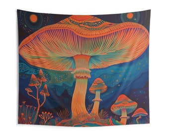 Può includere: Un arazzo psichedelico con un grande fungo arancione e giallo su uno sfondo blu e verde. Funghi più piccoli sono in primo piano, con un cielo notturno stellato sullo sfondo.
