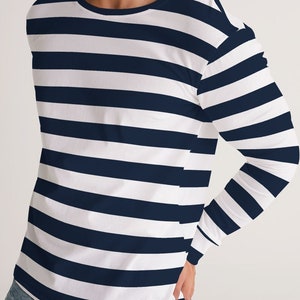 Op de afbeelding: Een longsleeve shirt met witte en donkerblauwe horizontale strepen.