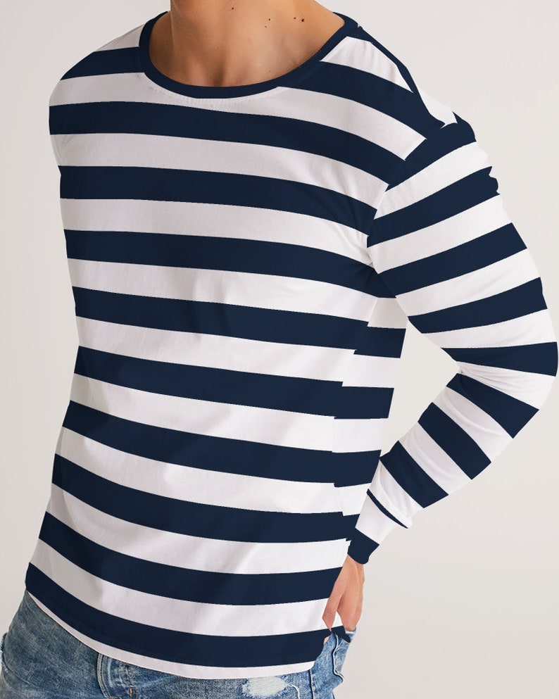 Op de afbeelding: Een longsleeve shirt met witte en donkerblauwe horizontale strepen.