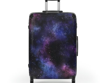 Maleta de cabina Galaxy, equipaje de mano con diseño de estrellas espaciales, color morado, con ruedas y cerradura, carcasa rígida de diseño.