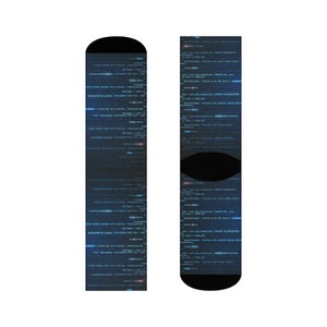 以下が含まれることがあります： 青と白のコードパターンが施された黒い靴下2足。靴下はコンピューターの画面のように見えるようにデザインされています。