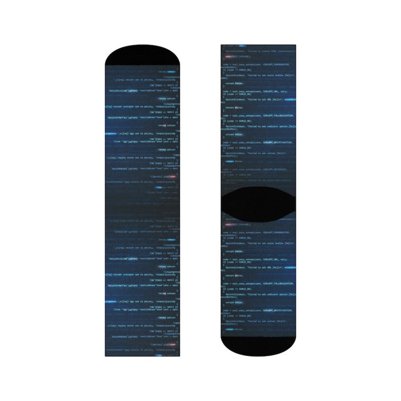 以下が含まれることがあります： 青と白のコードパターンが施された黒い靴下2足。靴下はコンピューターの画面のように見えるようにデザインされています。