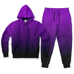 Puede incluir: Un conjunto de sudadera con capucha y pantalón de chándal de color morado y negro degradado. La sudadera tiene capucha con cordón y bolsillo canguro. El pantalón de chándal tiene cintura elástica y cordón.