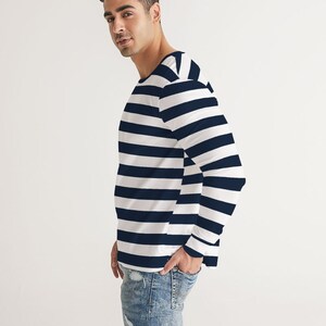 Op de afbeelding: Een shirt met lange mouwen met horizontale donkerblauwe en witte strepen. Het shirt heeft een losse pasvorm en een ronde hals.