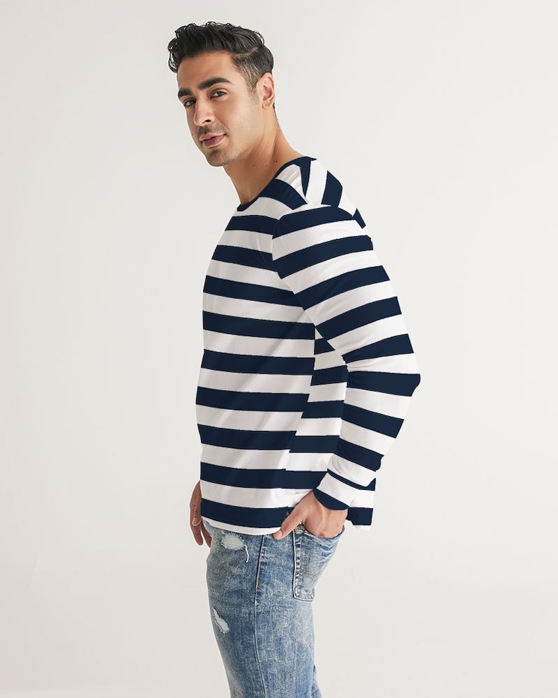 Op de afbeelding: Een shirt met lange mouwen met horizontale donkerblauwe en witte strepen. Het shirt heeft een losse pasvorm en een ronde hals.