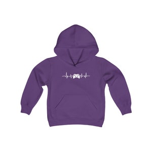 Op de afbeelding: Paarse kinder hoodie met een witte afbeelding van een videogamecontroller in een hartslag.