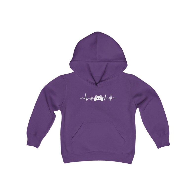 Op de afbeelding: Paarse kinder hoodie met een witte afbeelding van een videogamecontroller in een hartslag.