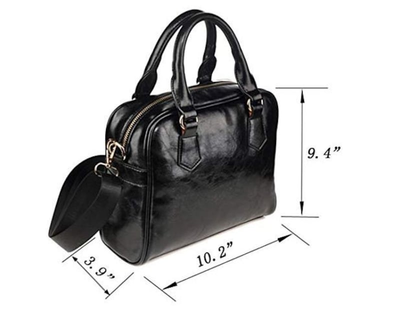 Op de afbeelding: Zwarte leren schoudertas met een bovenhandvat en een schouderband. De tas is 10,2 inch breed, 9,4 inch hoog en 3,9 inch diep.