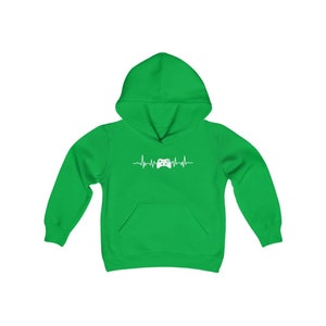 Op de afbeelding: Een groen hoodie met een witte afbeelding van een videogamecontroller en een hartslaglijn. De tekst "Gamer" staat op de voorkant van de hoodie.