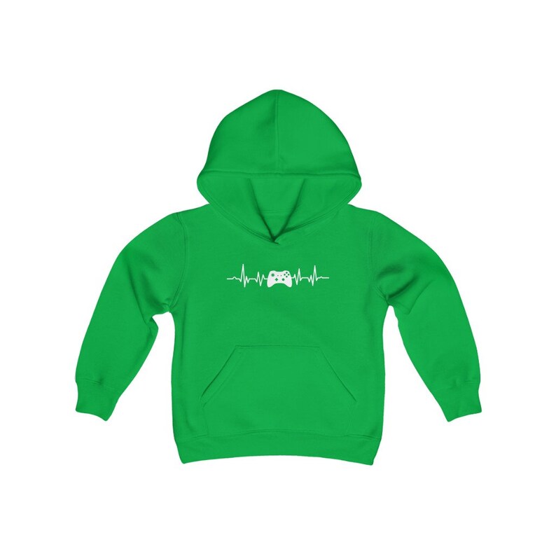 Op de afbeelding: Een groen hoodie met een witte afbeelding van een videogamecontroller en een hartslaglijn. De tekst "Gamer" staat op de voorkant van de hoodie.