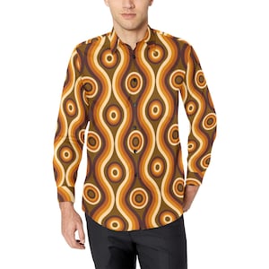 Könnte beinhalten: Ein langärmliges Hemd mit Knöpfen und einem Retro-Muster aus braunen, orangen und gelben Wellenlinien und Kreisen.