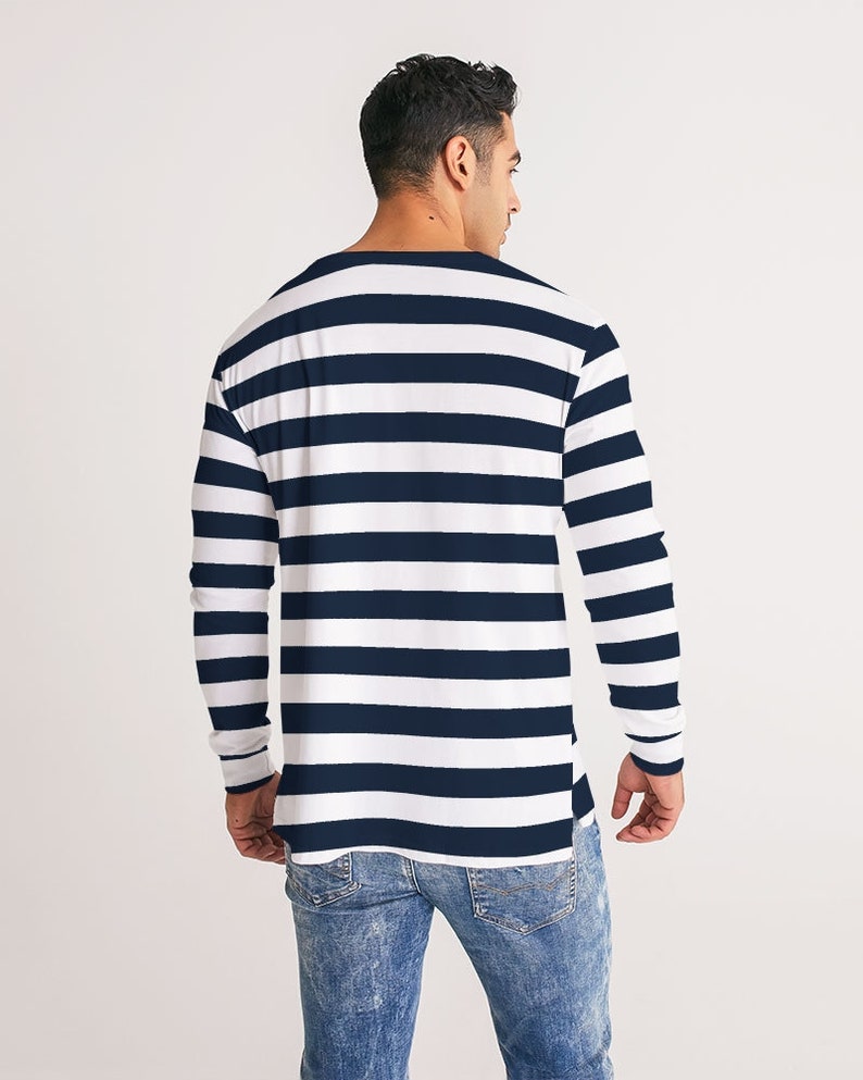 Op de afbeelding: Een shirt met lange mouwen met witte en donkerblauwe horizontale strepen. Het shirt heeft een ontspannen pasvorm en is iets langer aan de achterkant.