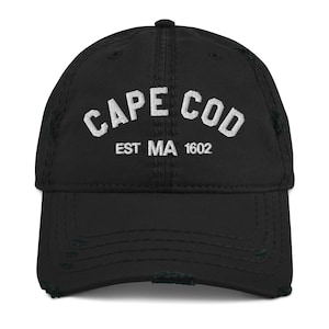 Könnte beinhalten: Schwarze, abgenutzte Baseballkappe mit weiß gesticktem Text "CAPE COD EST MA 1602".